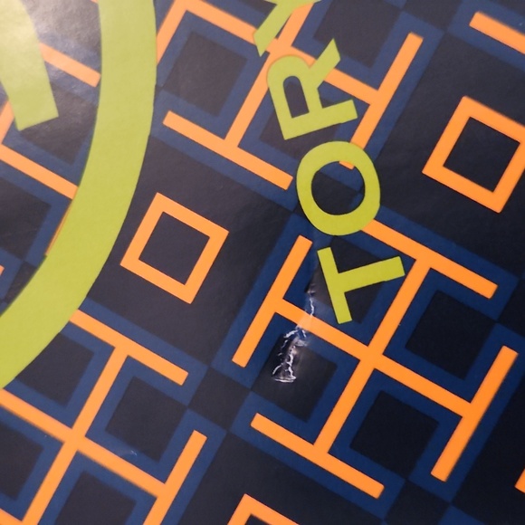 Tory Burch bundle of 2 gift bags and 1 piece tissue paper - Picture 7 of 11